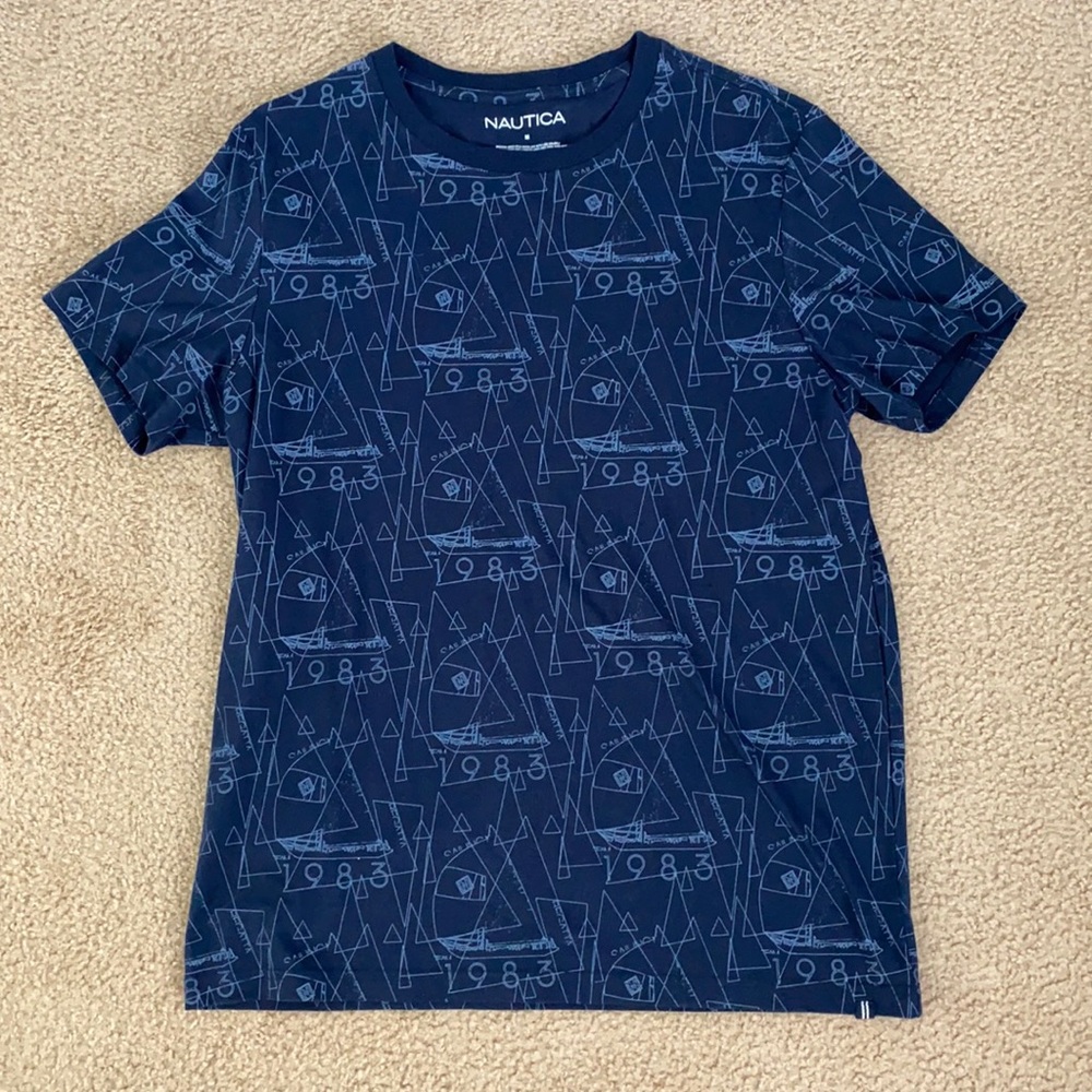 Men’s short sleeve tee in size Medium